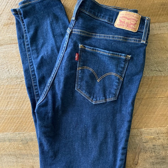 Levi’s 720 High Rise Skinny Jean - Picture 2 of 2